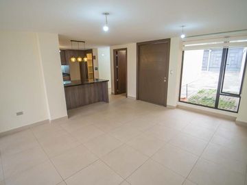 CASA MINIMALISTA EN VENTA CON AMPLIO PATIO 332.11m2 MITAD DEL MUNDO