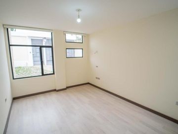 CASA MINIMALISTA EN VENTA CON AMPLIO PATIO 332.11m2 MITAD DEL MUNDO