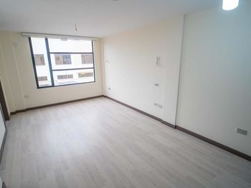 CASA MINIMALISTA EN VENTA CON AMPLIO PATIO 332.11m2 MITAD DEL MUNDO