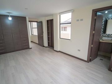 CASA MINIMALISTA EN VENTA CON AMPLIO PATIO 332.11m2 MITAD DEL MUNDO