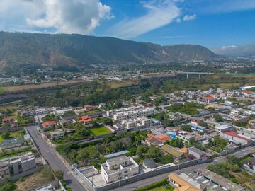CASA MINIMALISTA EN VENTA CON AMPLIO PATIO 332.11m2 MITAD DEL MUNDO