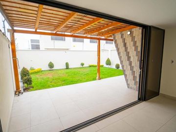 CASA MINIMALISTA EN VENTA CON AMPLIO PATIO 332.11m2 MITAD DEL MUNDO