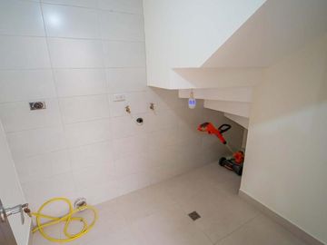 CASA MINIMALISTA EN VENTA CON AMPLIO PATIO 332.11m2 MITAD DEL MUNDO