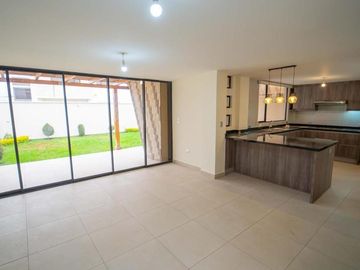 CASA MINIMALISTA EN VENTA CON AMPLIO PATIO 332.11m2 MITAD DEL MUNDO