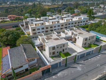 CASA MINIMALISTA EN VENTA CON AMPLIO PATIO 332.11m2 MITAD DEL MUNDO