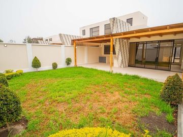 CASA MINIMALISTA EN VENTA CON AMPLIO PATIO 332.11m2 MITAD DEL MUNDO