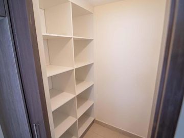 CASA MINIMALISTA EN VENTA CON AMPLIO PATIO 332.11m2 MITAD DEL MUNDO