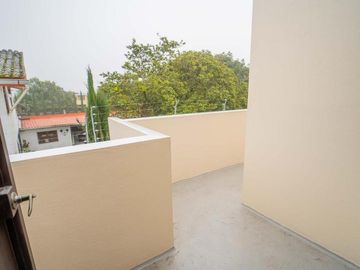 CASA MINIMALISTA EN VENTA CON AMPLIO PATIO 332.11m2 MITAD DEL MUNDO
