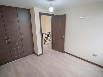 CASA MINIMALISTA EN VENTA CON AMPLIO PATIO 332.11m2 MITAD DEL MUNDO