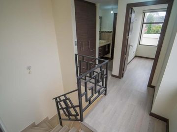 CASA MINIMALISTA EN VENTA CON AMPLIO PATIO 332.11m2 MITAD DEL MUNDO