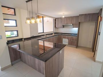 CASA MINIMALISTA EN VENTA CON AMPLIO PATIO 332.11m2 MITAD DEL MUNDO