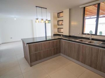 CASA MINIMALISTA EN VENTA CON AMPLIO PATIO 332.11m2 MITAD DEL MUNDO