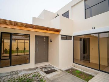 CASA MINIMALISTA EN VENTA CON AMPLIO PATIO 332.11m2 MITAD DEL MUNDO