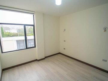 CASA MINIMALISTA EN VENTA CON AMPLIO PATIO 332.11m2 MITAD DEL MUNDO