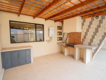 CASA MINIMALISTA EN VENTA CON AMPLIO PATIO 332.11m2 MITAD DEL MUNDO