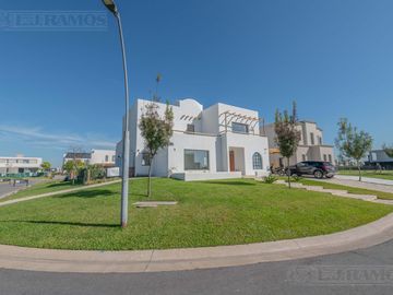 Casa en alquiler Anual amoblada, Barrio Riberas Puertos / Escobar