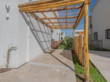 Casa en alquiler Anual amoblada, Barrio Riberas Puertos / Escobar