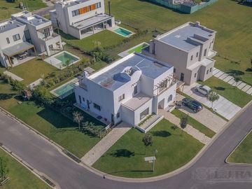 Casa en alquiler Anual amoblada, Barrio Riberas Puertos / Escobar