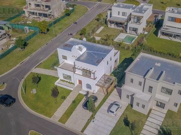 Casa en alquiler Anual amoblada, Barrio Riberas Puertos / Escobar