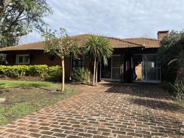 Casa en  venta 4 dormitorios, excelente construccion, 1 sola planta !