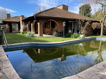 Casa en  venta 4 dormitorios, excelente construccion, 1 sola planta !