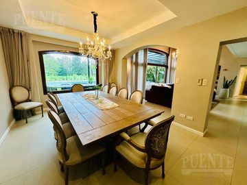 Importante casa en venta sobre doble lote en Saint Thomas - Canning
