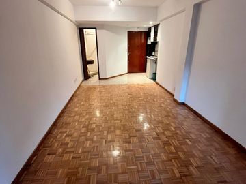 Departamento en venta de un ambiente con cochera en Caballito.