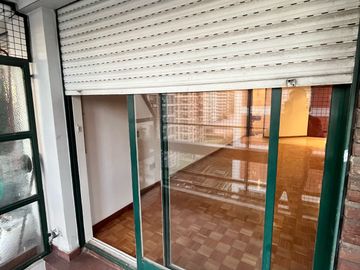 Departamento en venta de un ambiente con cochera en Caballito.