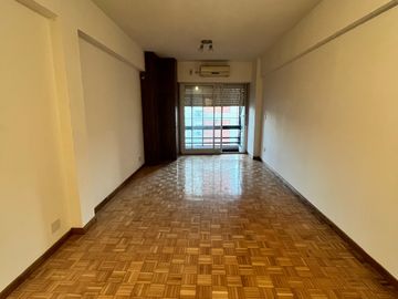 Departamento en venta de un ambiente con cochera en Caballito.