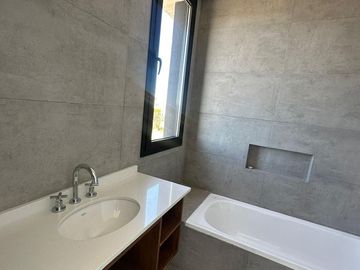 Alquiler Anual Casa a La Laguna en San Benito Villanueva Tigre