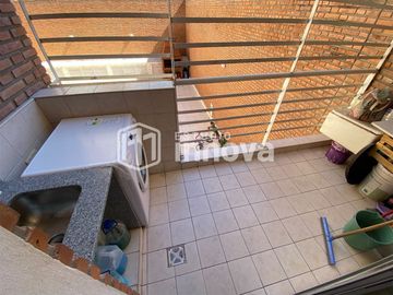 Venta Permuta. Piso exclusivo de 3 dormitorios y cochera. Comodidad a metros del Monumento.