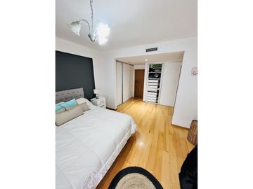 Venta Permuta. Piso exclusivo de 3 dormitorios y cochera. Comodidad a metros del Monumento.
