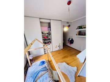 Venta Permuta. Piso exclusivo de 3 dormitorios y cochera. Comodidad a metros del Monumento.