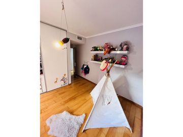 Venta Permuta. Piso exclusivo de 3 dormitorios y cochera. Comodidad a metros del Monumento.