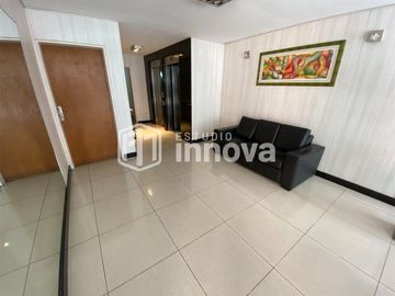 Venta Permuta. Piso exclusivo de 3 dormitorios y cochera. Comodidad a metros del Monumento.