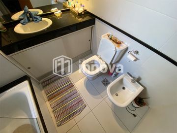 Venta Permuta. Piso exclusivo de 3 dormitorios y cochera. Comodidad a metros del Monumento.