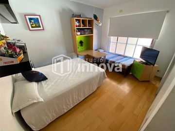 Venta Permuta. Piso exclusivo de 3 dormitorios y cochera. Comodidad a metros del Monumento.