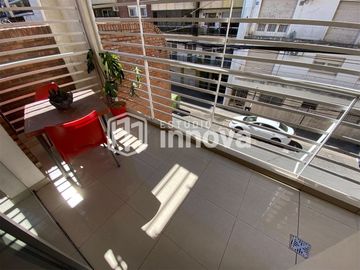 Venta Permuta. Piso exclusivo de 3 dormitorios y cochera. Comodidad a metros del Monumento.