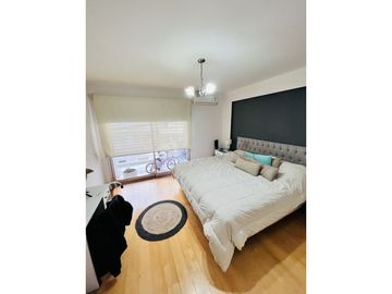 Venta Permuta. Piso exclusivo de 3 dormitorios y cochera. Comodidad a metros del Monumento.