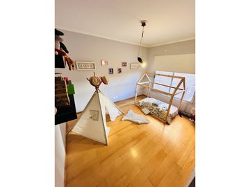 Venta Permuta. Piso exclusivo de 3 dormitorios y cochera. Comodidad a metros del Monumento.