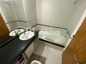 Venta Permuta. Piso exclusivo de 3 dormitorios y cochera. Comodidad a metros del Monumento.