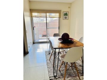 Venta Permuta. Piso exclusivo de 3 dormitorios y cochera. Comodidad a metros del Monumento.