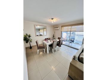 Venta Permuta. Piso exclusivo de 3 dormitorios y cochera. Comodidad a metros del Monumento.