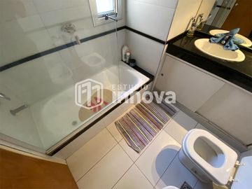 Venta Permuta. Piso exclusivo de 3 dormitorios y cochera. Comodidad a metros del Monumento.