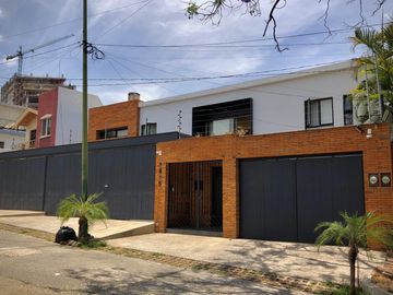 Country Club, gran lujo, 3 recámaras, 5 autos, tiene una casa extra de 2 recámaras en el jardín