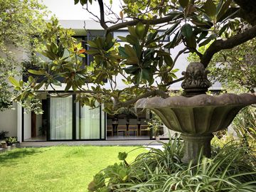 Country Club, gran lujo, 3 recámaras, 5 autos, tiene una casa extra de 2 recámaras en el jardín