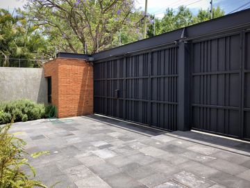 Country Club, gran lujo, 3 recámaras, 5 autos, tiene una casa extra de 2 recámaras en el jardín