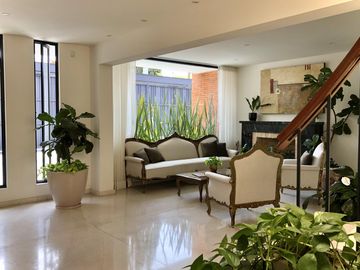 Country Club, gran lujo, 3 recámaras, 5 autos, tiene una casa extra de 2 recámaras en el jardín