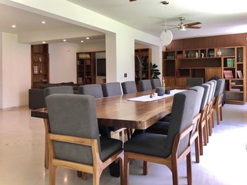 Country Club, gran lujo, 3 recámaras, 5 autos, tiene una casa extra de 2 recámaras en el jardín