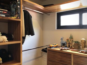 Country Club, gran lujo, 3 recámaras, 5 autos, tiene una casa extra de 2 recámaras en el jardín